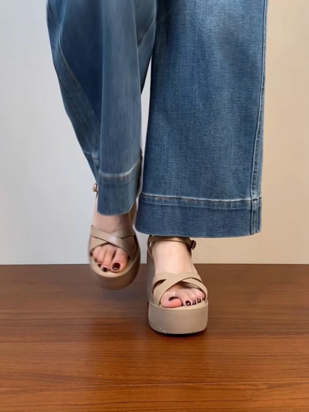 Lightweight Wedge Open-Toe Sandals for Women - Summer Waterproof Platform High Heels in First-Layer Cowhide Lightweight Wedge Open-Toe Sandals for Women - Summer Waterproof Platform High Heels in First-Layer Cowhide