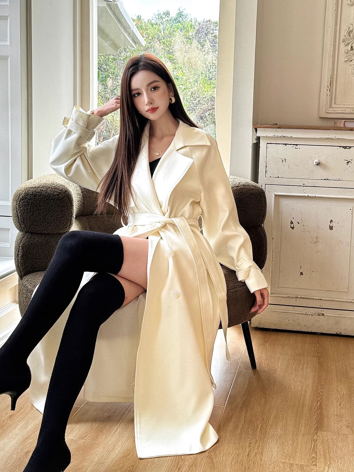 Lightweight White Mid-Length Trench Coat 2025, Casual Drape, Belted Double-Breasted Design, Chic Everyday Outerwear Lightweight White Mid-Length Trench Coat 2025, Casual Drape, Belted Double-Breasted Design, Chic Everyday Outerwear