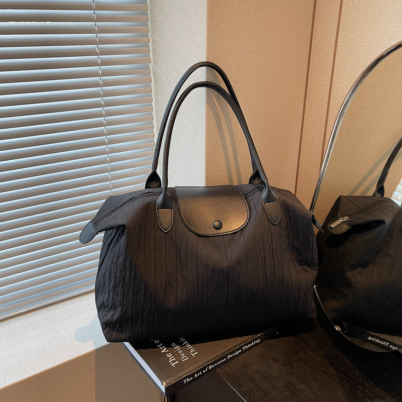 Lightweight Women's Large Capacity Commuter Bag - Fashionable Shoulder Bag for Business Travel, Maternity, and Gym Lightweight Women's Large Capacity Commuter Bag - Fashionable Shoulder Bag for Business Travel, Maternity, and Gym