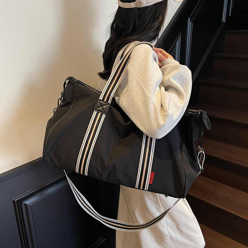 Lightweight Women's Travel Bag, Stylish Large Capacity Carry-On Luggage, Versatile Outdoor Storage Tote for Short Trips & Gym Lightweight Women's Travel Bag, Stylish Large Capacity Carry-On Luggage, Versatile Outdoor Storage Tote for Short Trips & Gym