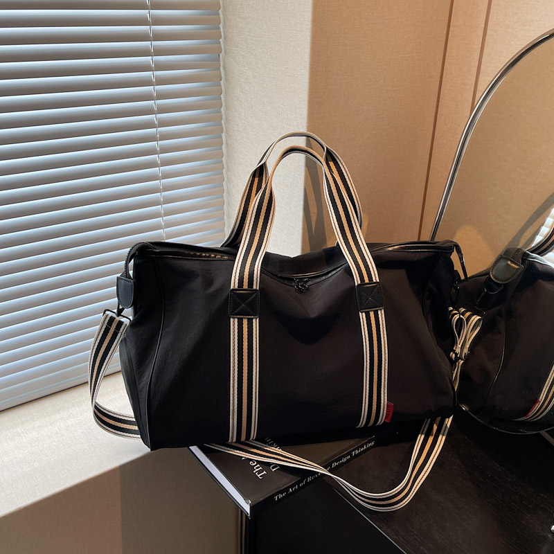 Lightweight Women's Travel Bag, Stylish Large Capacity Carry-On Luggage, Versatile Outdoor Storage Tote for Short Trips & Gym Lightweight Women's Travel Bag, Stylish Large Capacity Carry-On Luggage, Versatile Outdoor Storage Tote for Short Trips & Gym