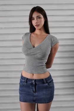 Low-Cut Cross V-Neck Short Sleeve Fitted Stretchy Top - Y2K Style Casual Wear