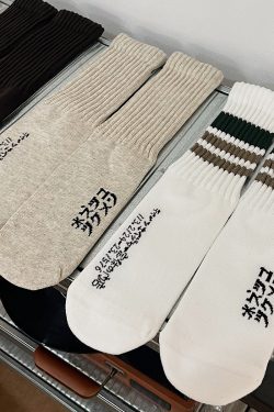 Men's Mid-Tube Socks, Japanese-Style Printed Couple Socks for Autumn & Winter, Women's American Sports Socks, Trendy Streetwear Fashion