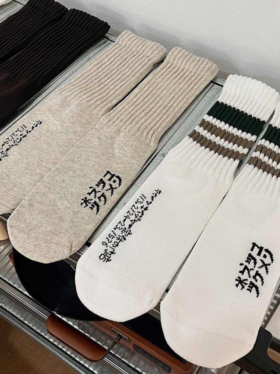 Men's Mid-Tube Socks, Japanese-Style Printed Couple Socks for Autumn & Winter, Women's American Sports Socks, Trendy Streetwear Fashion Men's Mid-Tube Socks, Japanese-Style Printed Couple Socks for Autumn & Winter, Women's American Sports Socks, Trendy Streetwear Fashion