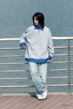 Men's Retro Striped Color-Block Fake Two-Piece Sweatshirt with V-Neck Design - Loose Fit, Versatile Style for 90s and Y2K Inspired Looks