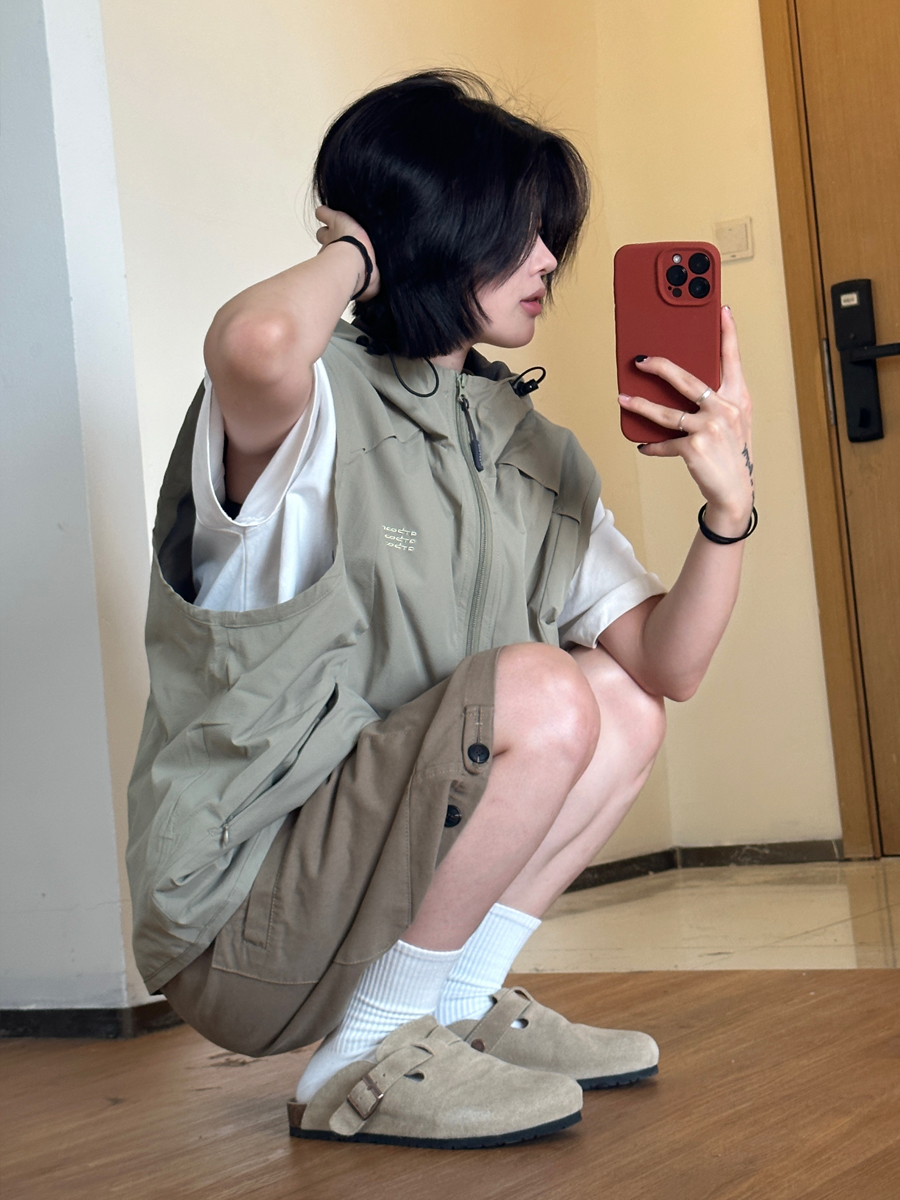 Men's Textured Hooded Outdoor Vest with Shoulder Pocket, Functional Zipper Jacket for Mountain Adventures, Perfect for Casual and Active Wear Men's Textured Hooded Outdoor Vest with Shoulder Pocket, Functional Zipper Jacket for Mountain Adventures, Perfect for Casual and Active Wear