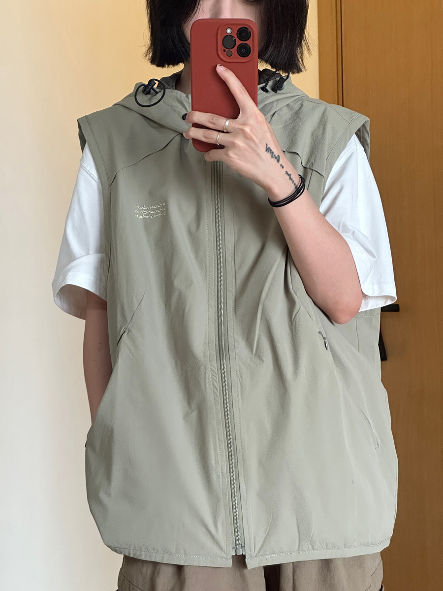 Men's Textured Hooded Outdoor Vest with Shoulder Pocket, Functional Zipper Jacket for Mountain Adventures, Perfect for Casual and Active Wear Men's Textured Hooded Outdoor Vest with Shoulder Pocket, Functional Zipper Jacket for Mountain Adventures, Perfect for Casual and Active Wear