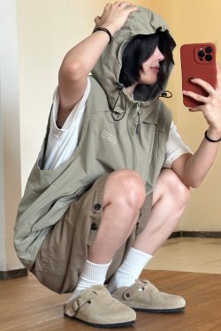 Men's Textured Hooded Outdoor Vest with Shoulder Pocket, Functional Zipper Jacket for Mountain Adventures, Perfect for Casual and Active Wear