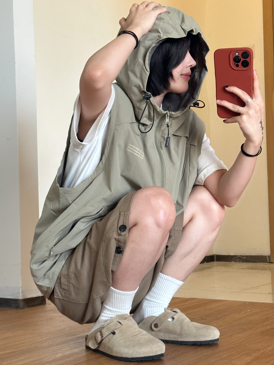 Men's Textured Hooded Outdoor Vest with Shoulder Pocket, Functional Zipper Jacket for Mountain Adventures, Perfect for Casual and Active Wear Men's Textured Hooded Outdoor Vest with Shoulder Pocket, Functional Zipper Jacket for Mountain Adventures, Perfect for Casual and Active Wear