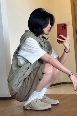 Men's Textured Hooded Outdoor Vest with Shoulder Pocket, Functional Zipper Jacket for Mountain Adventures, Perfect for Casual and Active Wear