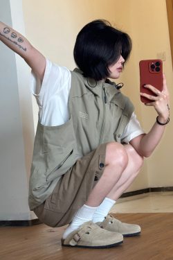 Men's Textured Hooded Outdoor Vest with Shoulder Pocket, Functional Zipper Jacket for Mountain Adventures, Perfect for Casual and Active Wear