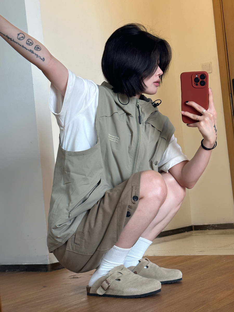 Men's Textured Hooded Outdoor Vest with Shoulder Pocket, Functional Zipper Jacket for Mountain Adventures, Perfect for Casual and Active Wear Men's Textured Hooded Outdoor Vest with Shoulder Pocket, Functional Zipper Jacket for Mountain Adventures, Perfect for Casual and Active Wear