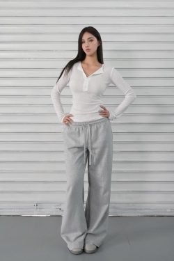 Micro透修身开扣坑条纹长袖上衣 - Fashionable Slim Fit Striped Long Sleeve Top for Chic 90s & Y2K Style