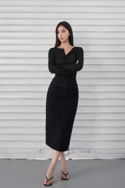 Micro透修身开扣坑条纹长袖上衣 - Fashionable Slim Fit Striped Long Sleeve Top for Chic 90s & Y2K Style