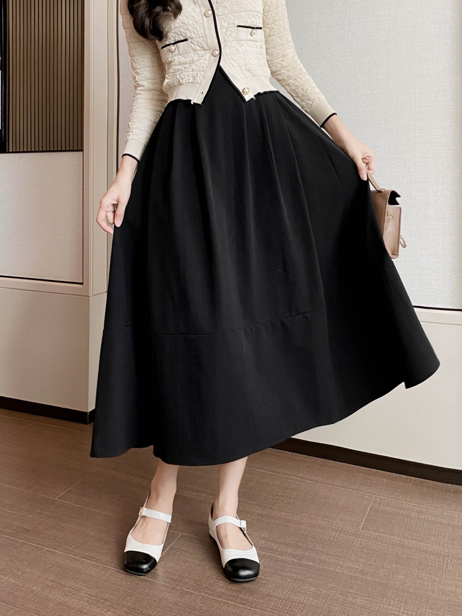 Mid-Length A-Line Umbrella Skirt with Flower Bud Patchwork, High-Waisted Black and White Hepburn Style for Spring and Summer Mid-Length A-Line Umbrella Skirt with Flower Bud Patchwork, High-Waisted Black and White Hepburn Style for Spring and Summer