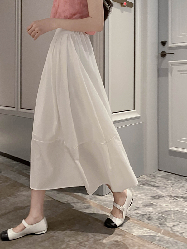 Mid-Length A-Line Umbrella Skirt with Flower Bud Patchwork, High-Waisted Black and White Hepburn Style for Spring and Summer Mid-Length A-Line Umbrella Skirt with Flower Bud Patchwork, High-Waisted Black and White Hepburn Style for Spring and Summer