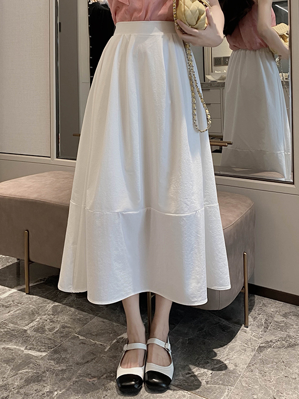 Mid-Length A-Line Umbrella Skirt with Flower Bud Patchwork, High-Waisted Black and White Hepburn Style for Spring and Summer Mid-Length A-Line Umbrella Skirt with Flower Bud Patchwork, High-Waisted Black and White Hepburn Style for Spring and Summer