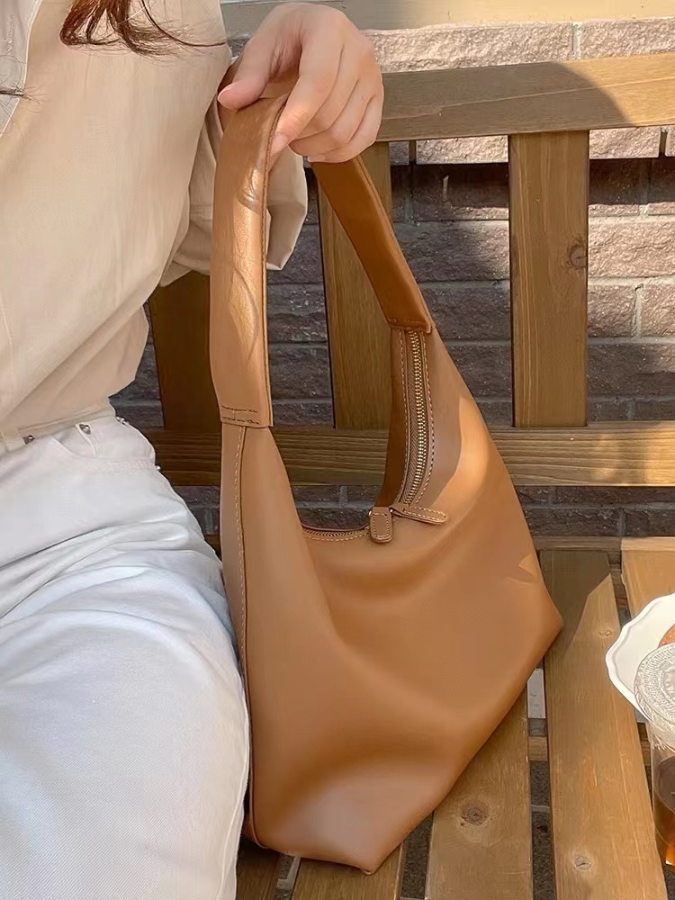Milk Tea Color Minimalist Dumpling Bag - Soft Leather Retro Shoulder Underarm Bag in Korean Style for Versatile Everyday Use Milk Tea Color Minimalist Dumpling Bag - Soft Leather Retro Shoulder Underarm Bag in Korean Style for Versatile Everyday Use