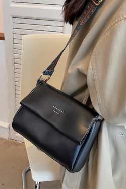 Minimalist British Retro Shoulder Bag - Soft Leather Crossbody Small Square Bag for Women, Versatile High-End Commuting Style