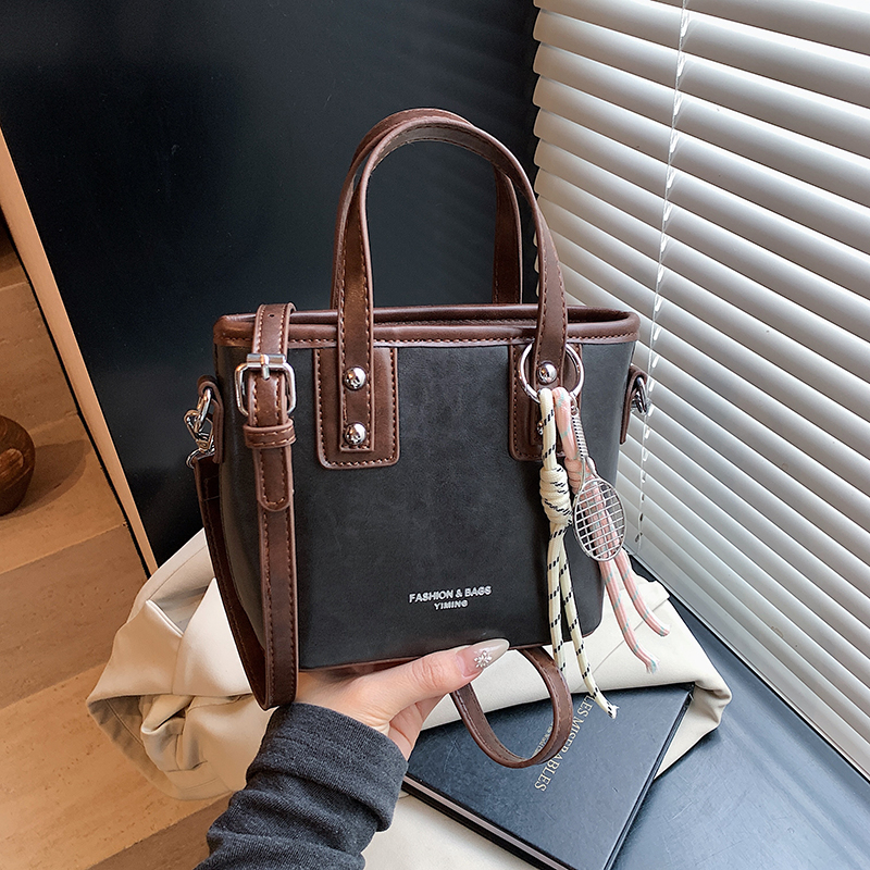 Minimalist High-End Color-Blocking Tote Bucket Bag for Women – Trendy Versatile Shoulder Crossbody Handbag 2025 Minimalist High-End Color-Blocking Tote Bucket Bag for Women – Trendy Versatile Shoulder Crossbody Handbag 2025