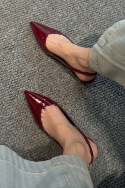 Minimalist Pointed Toe Flat Sandals for Women - Subtle Wedge Heel, Stylish Commuting Design, Perfect for Everyday Wear