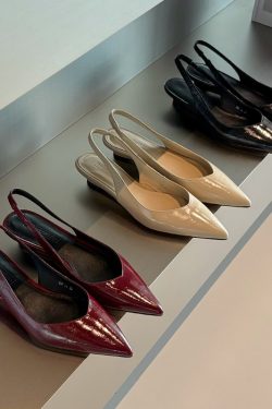 Minimalist Pointed Toe Flat Sandals for Women - Subtle Wedge Heel, Stylish Commuting Design, Perfect for Everyday Wear