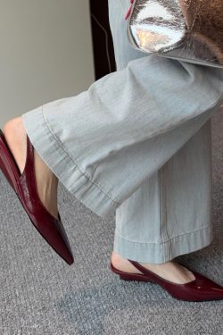 Minimalist Pointed Toe Flat Sandals for Women - Subtle Wedge Heel, Stylish Commuting Design, Perfect for Everyday Wear