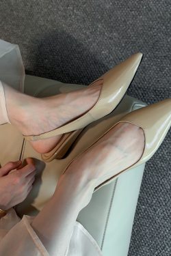 Minimalist Pointed Toe Flat Sandals for Women - Subtle Wedge Heel, Stylish Commuting Design, Perfect for Everyday Wear