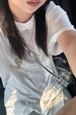 Minimalist Retro Image Printed Sun Protection Cover-Up Loose Casual Short-Sleeve T-Shirt for Women - Korean Style