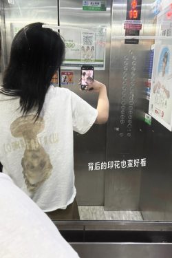 Minimalist Retro Image Printed Sun Protection Cover-Up Loose Casual Short-Sleeve T-Shirt for Women - Korean Style