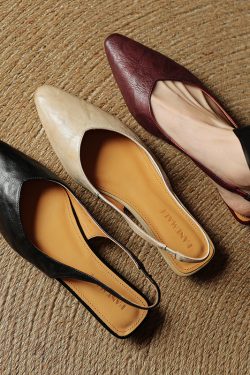 Minimalist V-Shaped Genuine Leather Toe Sandals for Comfortable Commuting - Versatile Slimming Design in Light Luxury Style