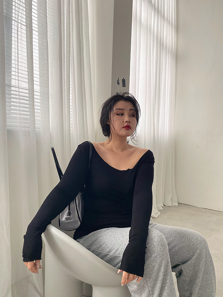 Off-Shoulder Long Sleeve T-Shirt for Women - Slimming Autumn Design, Low Neck Sexy Top, Trendy Y2K Style Off-Shoulder Long Sleeve T-Shirt for Women - Slimming Autumn Design, Low Neck Sexy Top, Trendy Y2K Style