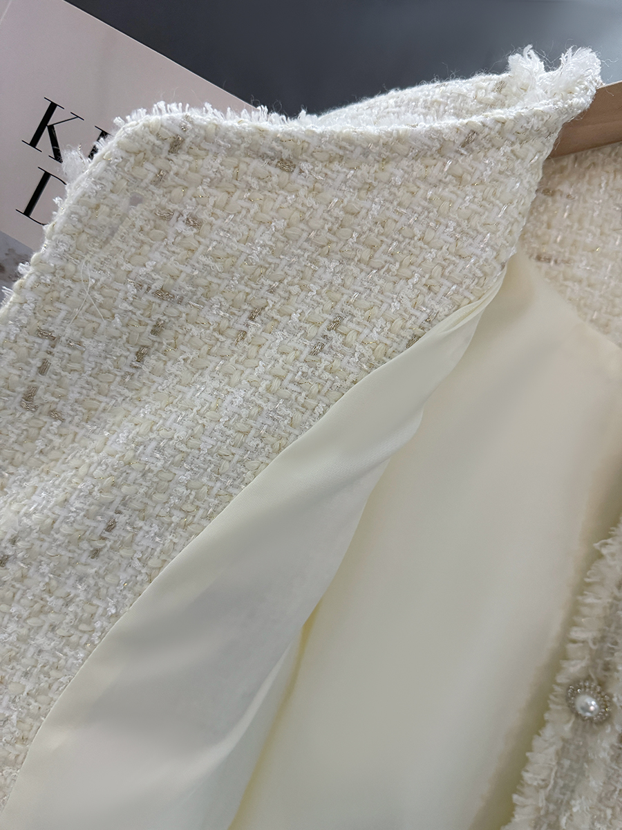 Off-White Lightweight Luxury Short Jacket for Women, Stylish Tassel Design for Autumn and Winter 2024, Elegant Layering Piece Off-White Lightweight Luxury Short Jacket for Women, Stylish Tassel Design for Autumn and Winter 2024, Elegant Layering Piece