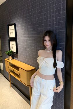 Off-White Strapless Top and Skirt Two-Piece Set for Women - Summer Floral Design, Perfect for Sakura Season Fashion