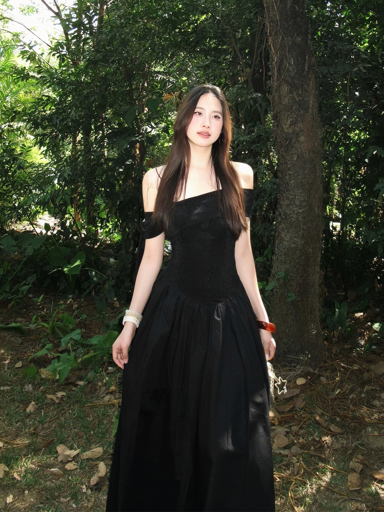 One-Shoulder Black Dress with Flowing Ribbon Big Skirt - Elegant Summer Slim Fit Hepburn Style for Women One-Shoulder Black Dress with Flowing Ribbon Big Skirt - Elegant Summer Slim Fit Hepburn Style for Women