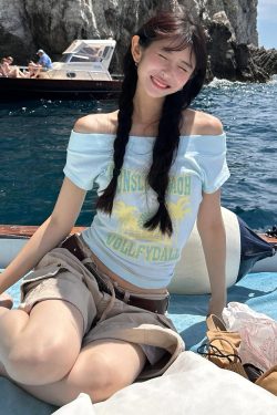 One-Shoulder Short Sleeve Women's Summer T-Shirt - American Style Slim-Fit Letter Print Chic Top for Vacation