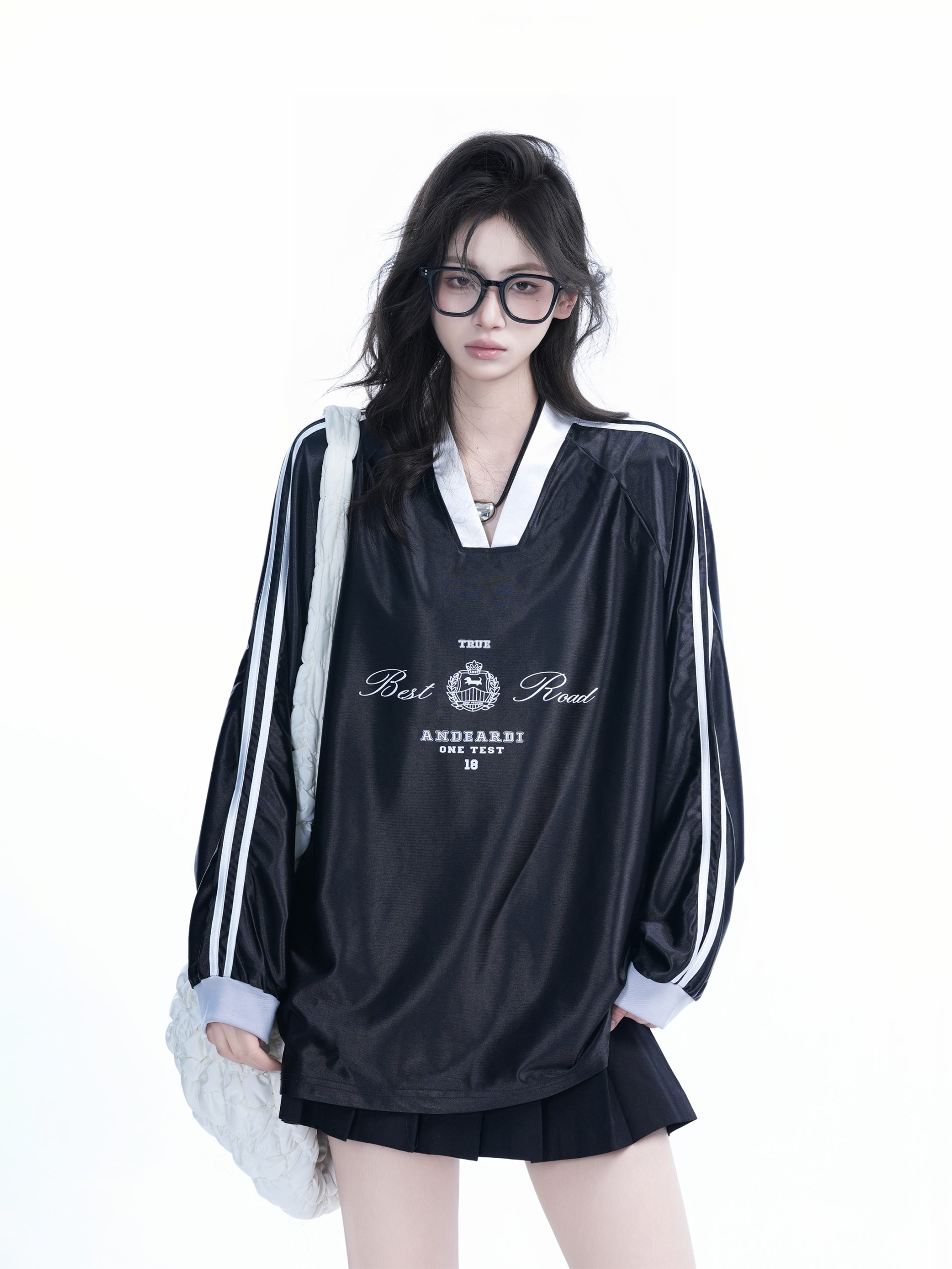 Oversized Women's Color-Blocking Satin Jersey T-Shirt - American Sports Style V-Neck Long Sleeve Trendy Top Oversized Women's Color-Blocking Satin Jersey T-Shirt - American Sports Style V-Neck Long Sleeve Trendy Top