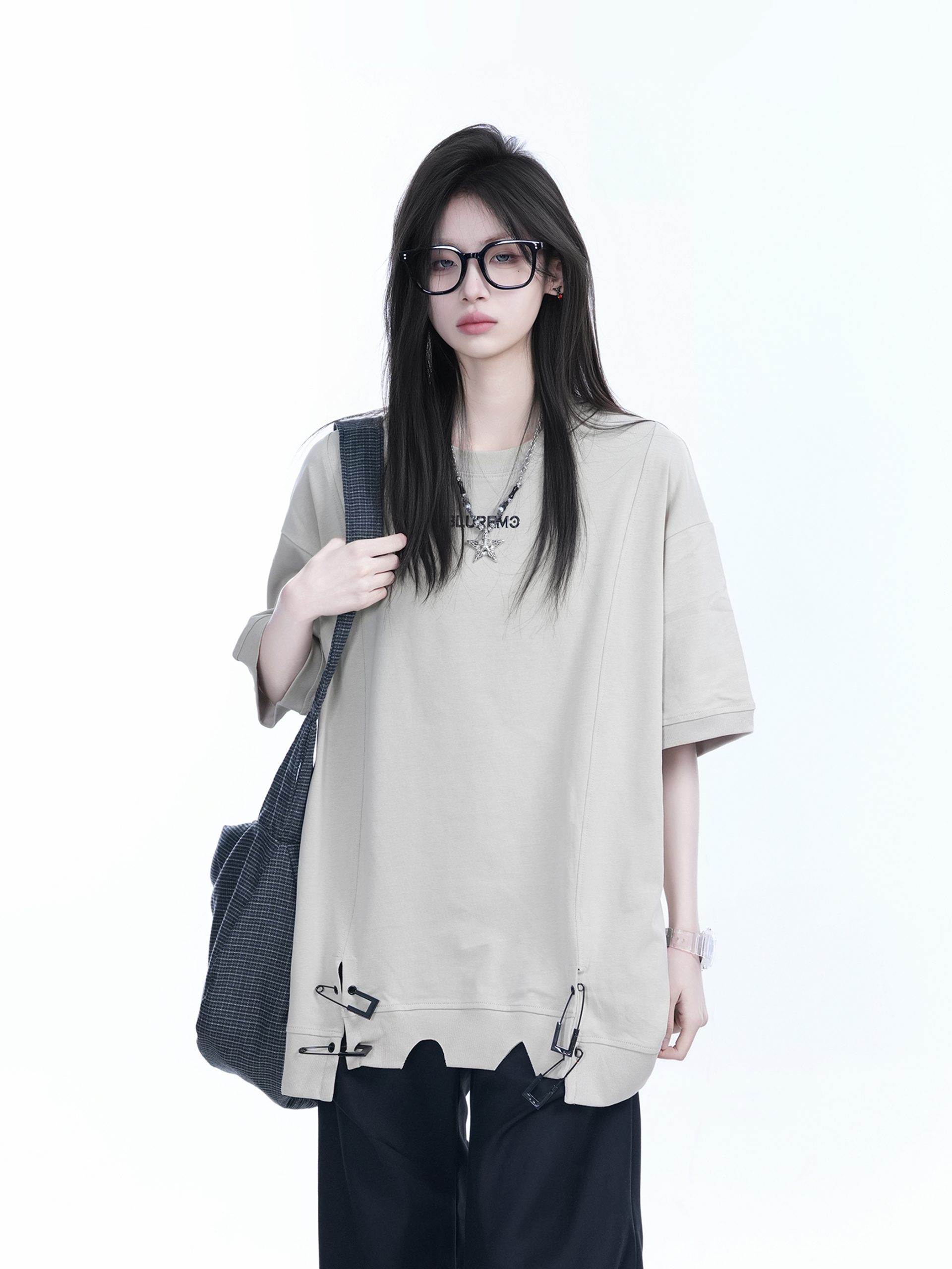 Oversized Women's Short Sleeve T-Shirt with American High Street Pin Design - Trendy Loose Fit, Casual Style for Everyday Wear Oversized Women's Short Sleeve T-Shirt with American High Street Pin Design - Trendy Loose Fit, Casual Style for Everyday Wear