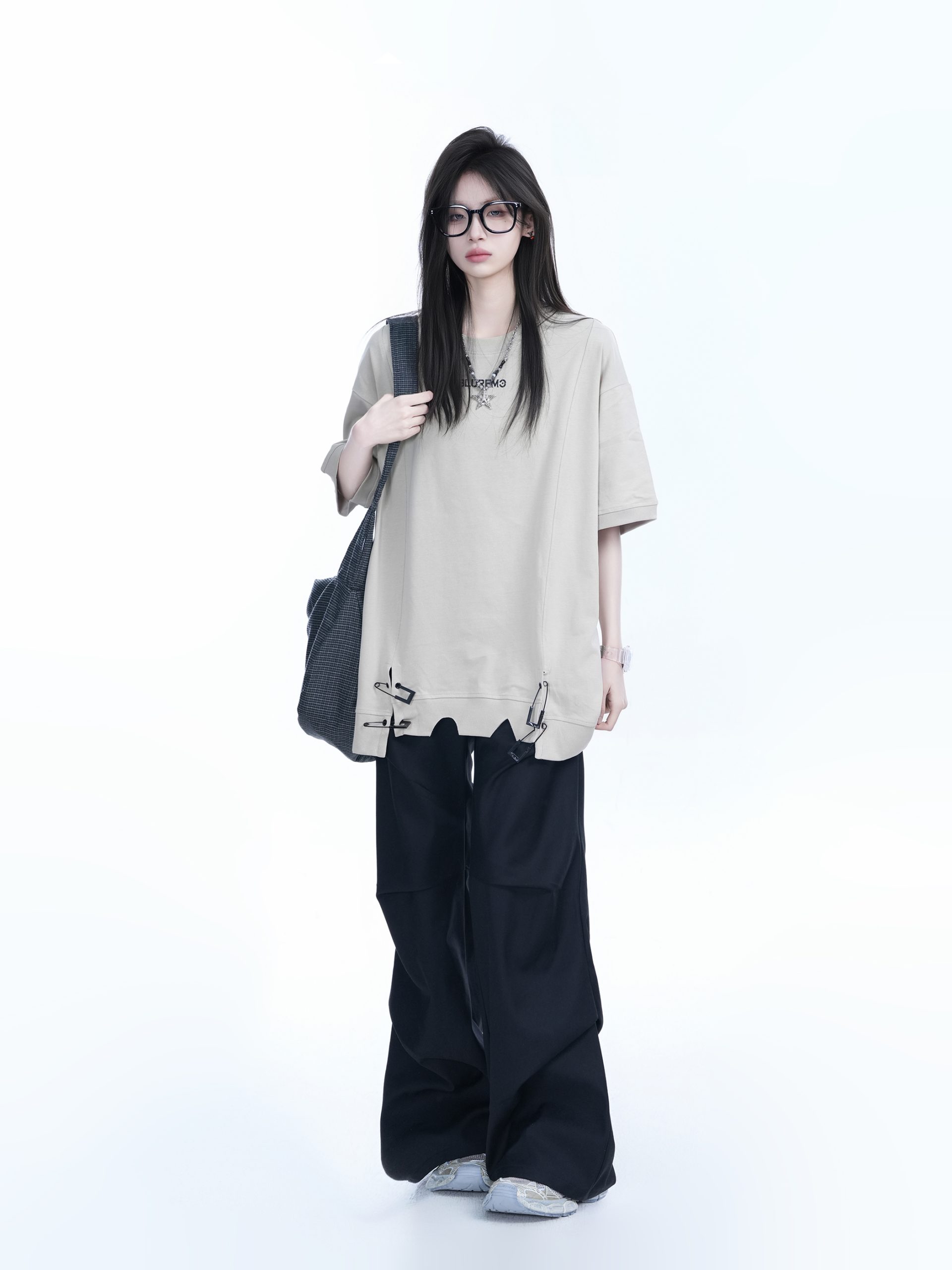 Oversized Women's Short Sleeve T-Shirt with American High Street Pin Design - Trendy Loose Fit, Casual Style for Everyday Wear Oversized Women's Short Sleeve T-Shirt with American High Street Pin Design - Trendy Loose Fit, Casual Style for Everyday Wear