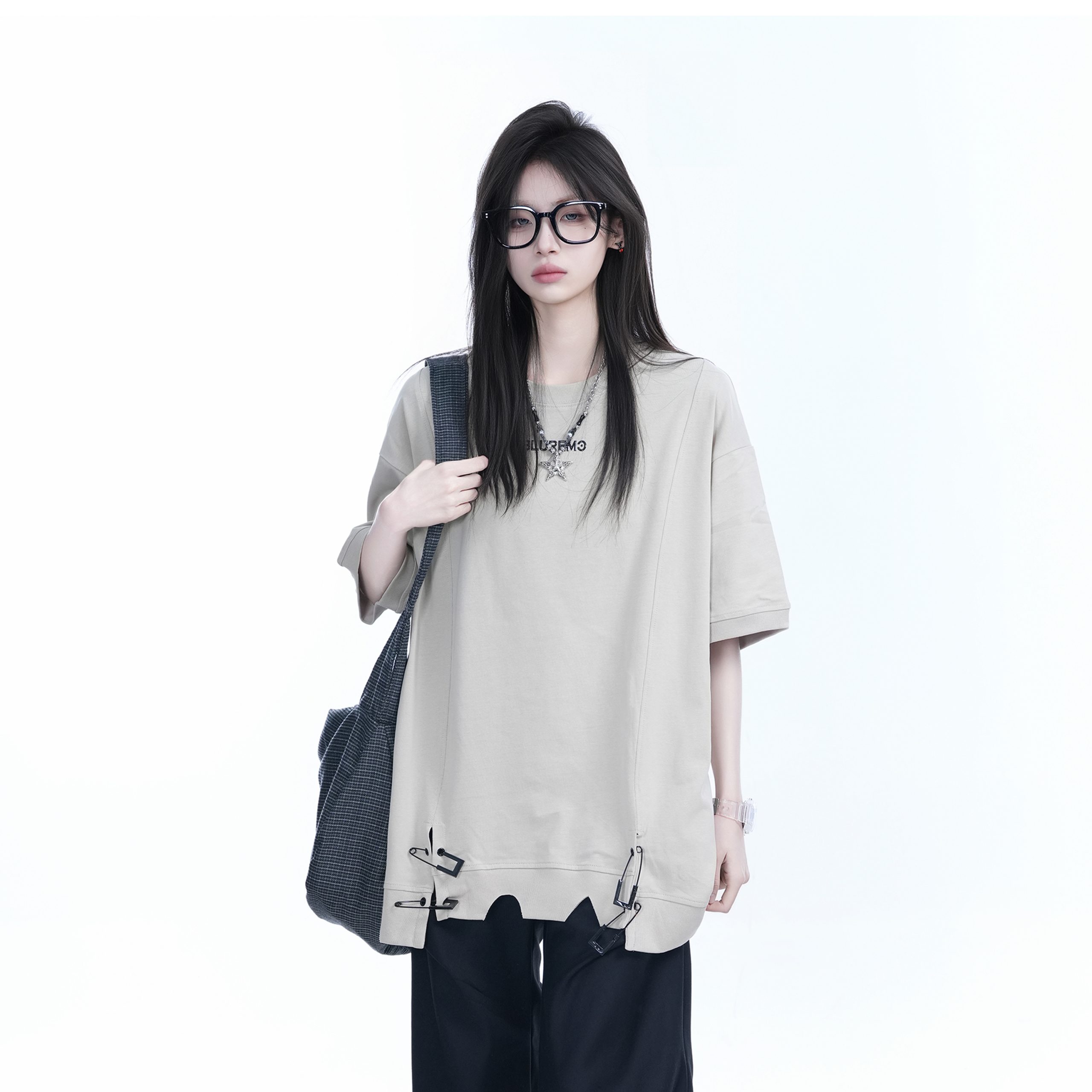 Oversized Women's Short Sleeve T-Shirt with American High Street Pin Design - Trendy Loose Fit, Casual Style for Everyday Wear Oversized Women's Short Sleeve T-Shirt with American High Street Pin Design - Trendy Loose Fit, Casual Style for Everyday Wear