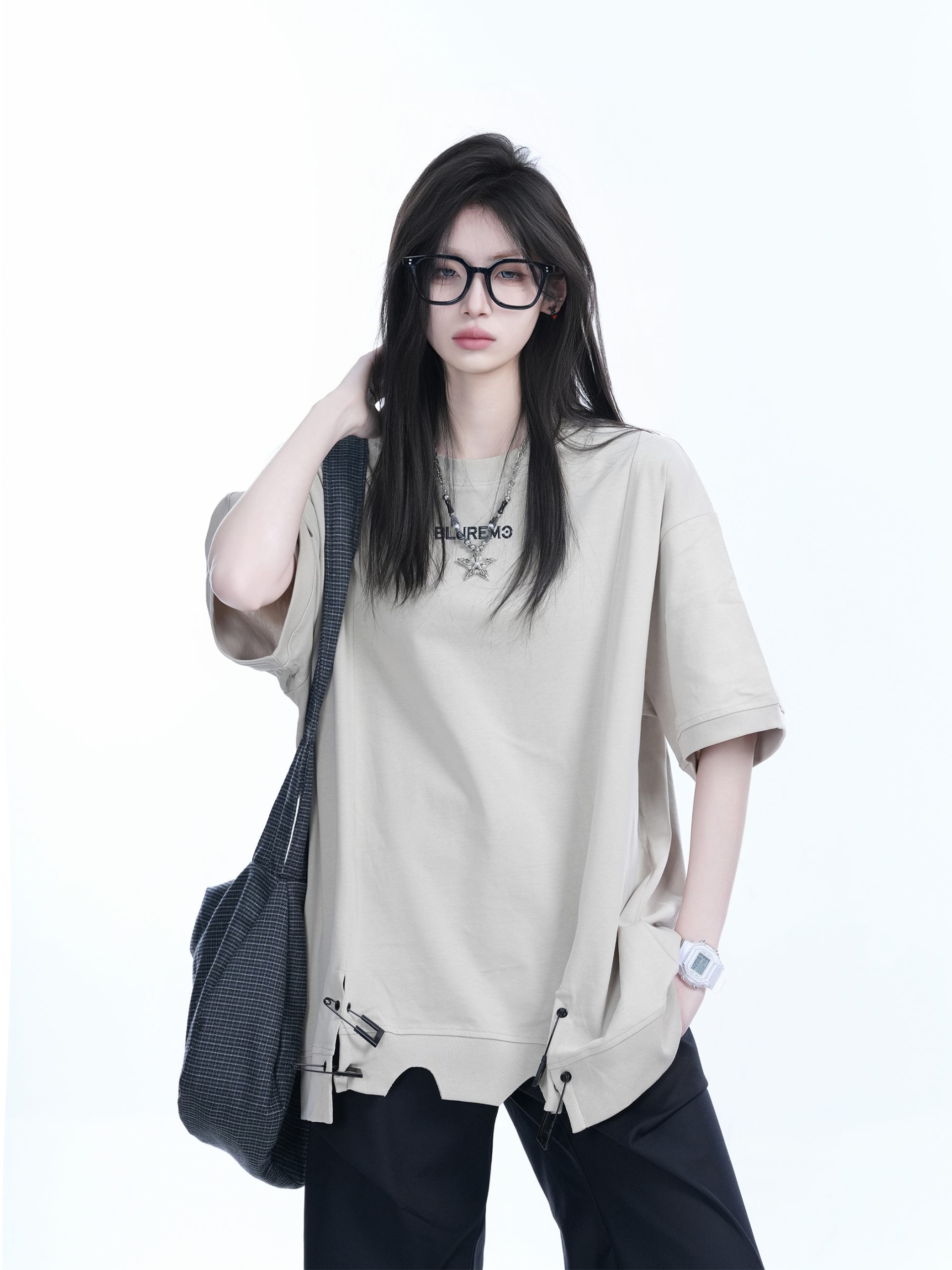 Oversized Women's Short Sleeve T-Shirt with American High Street Pin Design - Trendy Loose Fit, Casual Style for Everyday Wear Oversized Women's Short Sleeve T-Shirt with American High Street Pin Design - Trendy Loose Fit, Casual Style for Everyday Wear