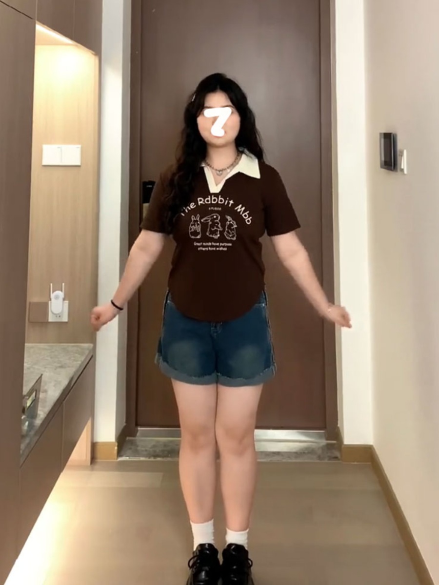 Plus Size American Retro Short Sleeve Polo Collar V-Neck Cropped T-Shirt for Women - Flattering Summer Top for Curvy Figures Plus Size American Retro Short Sleeve Polo Collar V-Neck Cropped T-Shirt for Women - Flattering Summer Top for Curvy Figures