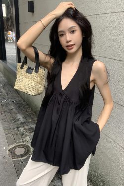 Plus Size Black V-Neck Tank Top for Women - Loose-Fitting, Slimming Sleeveless Blouse in Summer Korean Style