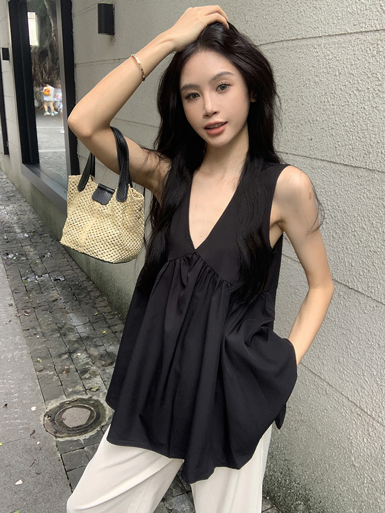 Plus Size Black V-Neck Tank Top for Women - Loose-Fitting, Slimming Sleeveless Blouse in Summer Korean Style Plus Size Black V-Neck Tank Top for Women - Loose-Fitting, Slimming Sleeveless Blouse in Summer Korean Style