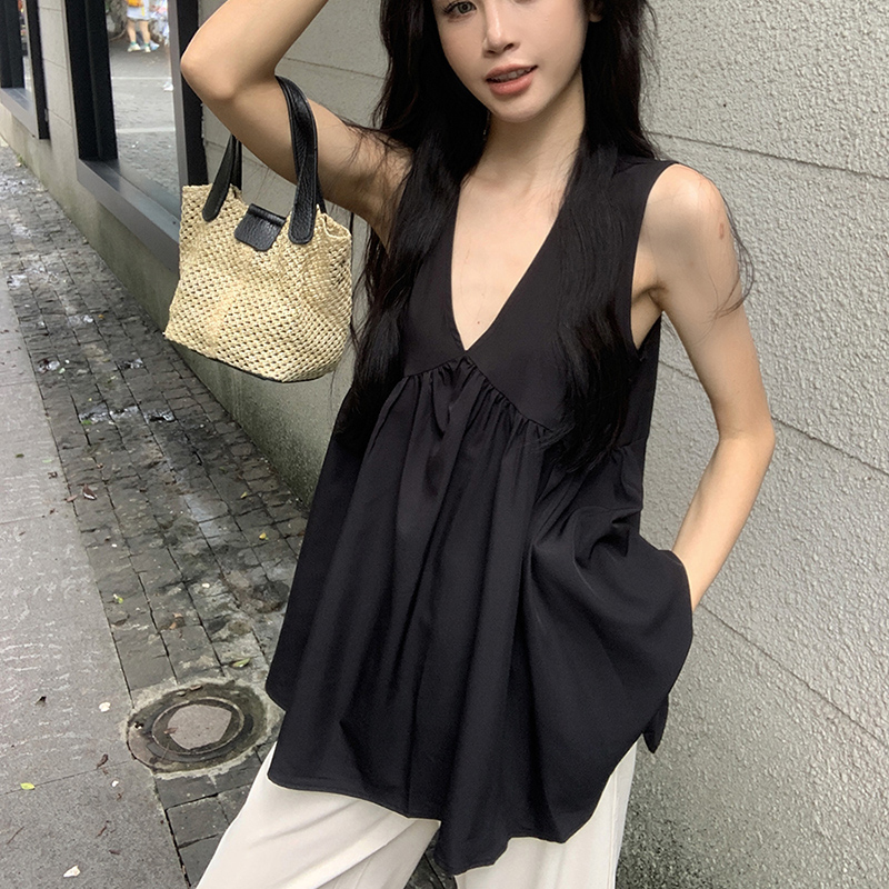 Plus Size Black V-Neck Tank Top for Women - Loose-Fitting, Slimming Sleeveless Blouse in Summer Korean Style Plus Size Black V-Neck Tank Top for Women - Loose-Fitting, Slimming Sleeveless Blouse in Summer Korean Style