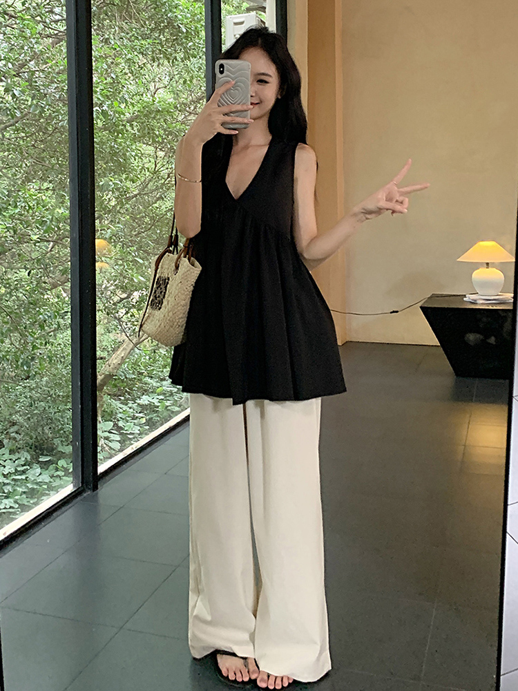 Plus Size Black V-Neck Tank Top for Women - Loose-Fitting, Slimming Sleeveless Blouse in Summer Korean Style Plus Size Black V-Neck Tank Top for Women - Loose-Fitting, Slimming Sleeveless Blouse in Summer Korean Style