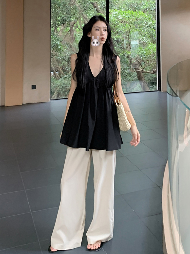 Plus Size Black V-Neck Tank Top for Women - Loose-Fitting, Slimming Sleeveless Blouse in Summer Korean Style Plus Size Black V-Neck Tank Top for Women - Loose-Fitting, Slimming Sleeveless Blouse in Summer Korean Style