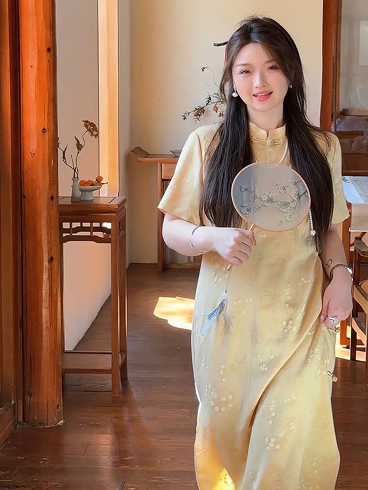 Plus-Size Chinese-Style Jacquard Cheongsam Dress for Women, Elegant Short-Sleeve Design, Flattering Fit for Curvy Figures Plus-Size Chinese-Style Jacquard Cheongsam Dress for Women, Elegant Short-Sleeve Design, Flattering Fit for Curvy Figures