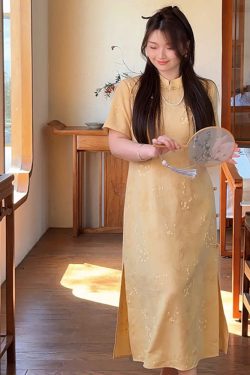 Plus-Size Chinese-Style Jacquard Cheongsam Dress for Women, Elegant Short-Sleeve Design, Flattering Fit for Curvy Figures