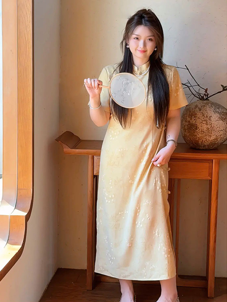 Plus-Size Chinese-Style Jacquard Cheongsam Dress for Women, Elegant Short-Sleeve Design, Flattering Fit for Curvy Figures Plus-Size Chinese-Style Jacquard Cheongsam Dress for Women, Elegant Short-Sleeve Design, Flattering Fit for Curvy Figures